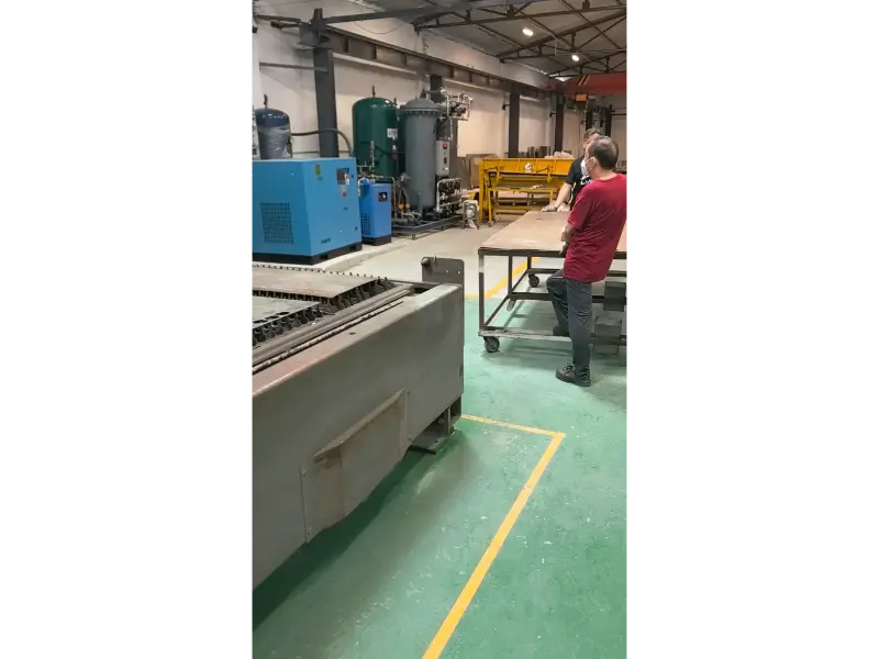 Gasforsyningssystem idriftsættelse færdig! In-house luftkompressor og nitrogengenerator parret med RayTools laserskærehoved—forhøjer galvaniseret pladeskærekvalitet